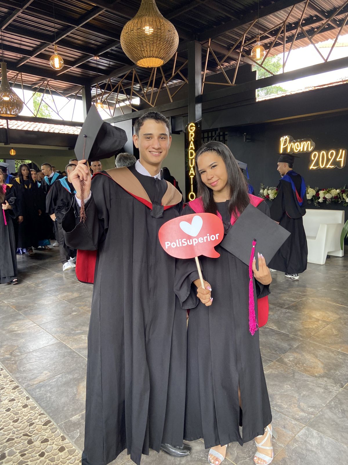 Pila de libros de colores con pequeñas escaleras apoyadas y un birrete de graduación en la parte superior, representando el ascenso a la educación. Imagen utilizada por Polisuperior en la sección ‘La Educación Transforma Vidas